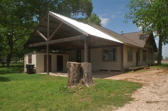 7005 Commerce St in Wallis, TX - Building Photo - Building Photo