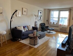 24120 Northern Blvd in Queens, NY - Building Photo - Building Photo