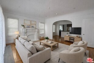 856 S Gramercy Pl in Los Angeles, CA - Building Photo