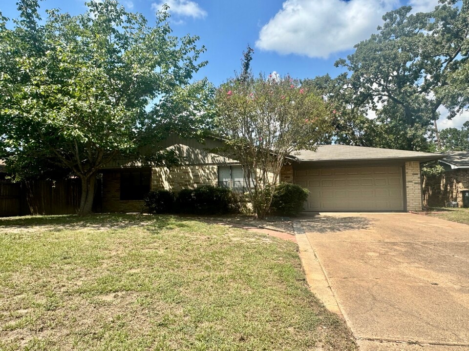 1004 Crestwood Dr in Bryan, TX - Foto de edificio