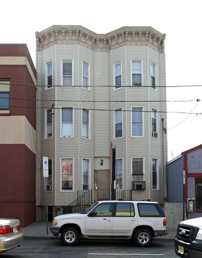 737 Communipaw Ave in Jersey City, NJ - Foto de edificio - Building Photo