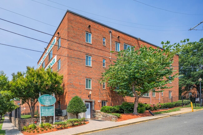 Friendship Courts Apartments in Washington, DC - Foto de edificio - Building Photo