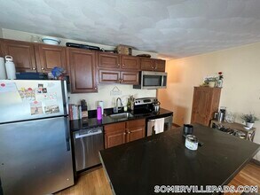 217 Holland St, Unit 2B in Somerville, MA - Building Photo - Building Photo