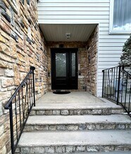 27 Kingfisher Ct in Marlboro, NJ - Foto de edificio - Building Photo