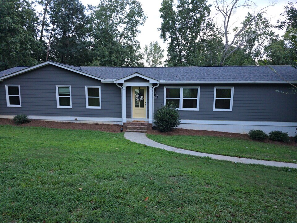 2260 Pilgrim Mill Rd in Cumming, GA - Foto de edificio