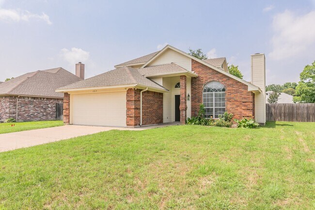 1217 Rio Grande Dr in Benbrook, TX - Building Photo - Building Photo