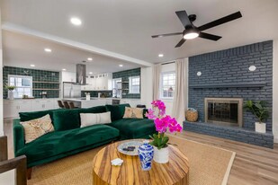 306 W Lookout Dr in Richardson, TX - Building Photo