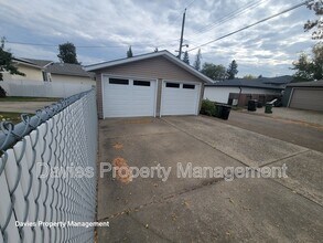 7619 Rowland Rd NW in Edmonton, AB - Building Photo - Building Photo