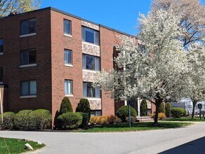 196 W Wyoming Ave, Unit #22 in Melrose, MA - Foto de edificio - Building Photo