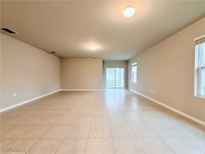 17541 Lee Rd in Ft. Myers, FL - Building Photo - Building Photo