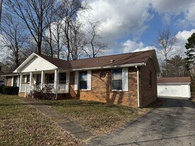 2153 N Meadow Dr in Clarksville, TN - Building Photo