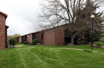 Quail Hollow Apartments in Massillon, OH - Foto de edificio - Building Photo