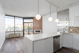 Riverfalls Tower Apartments in Spokane, WA - Foto de edificio - Interior Photo