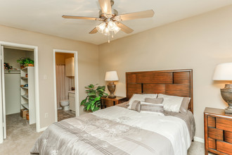 Arbors at Town Square in Pasadena, TX - Building Photo - Interior Photo