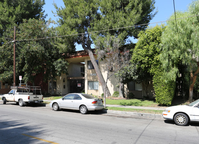 7045 Etiwanda Ave in Reseda, CA - Building Photo - Building Photo