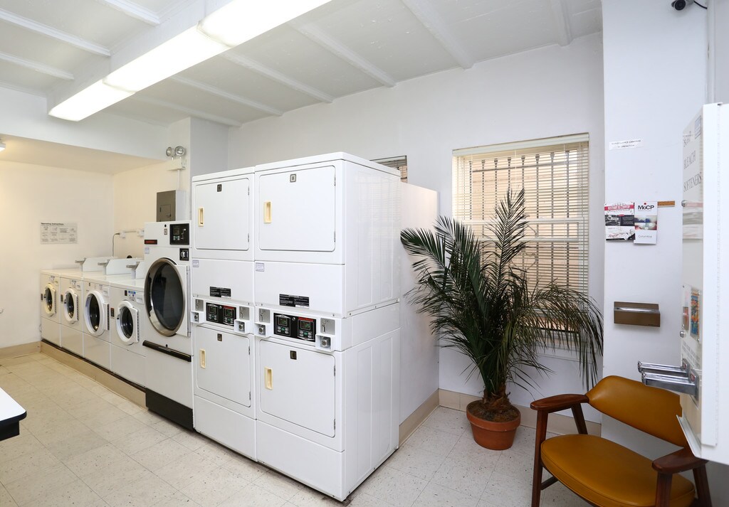 Canterbury Court Apartments Chicago, IL Apartments