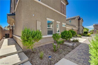 1050 Spotted Saddle St in Henderson, NV - Building Photo - Building Photo