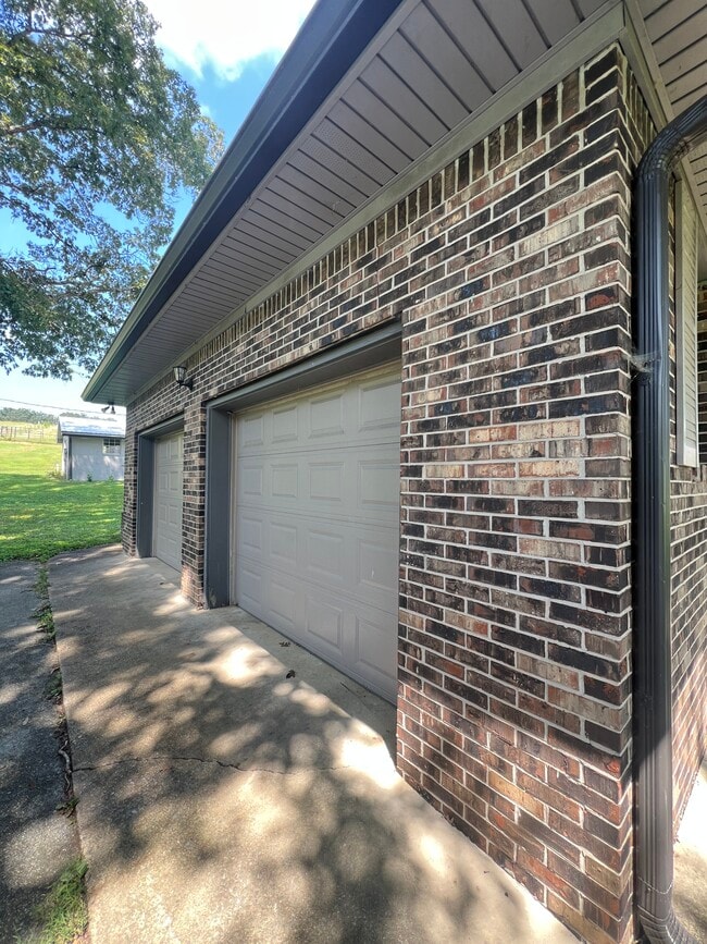 2586 Mt Pisgah Rd in Ringgold, GA - Foto de edificio - Building Photo