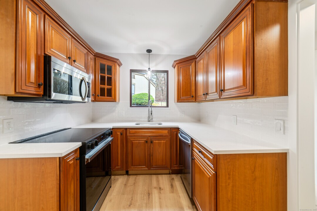 686 Heritage Vlg in Southbury, CT - Building Photo