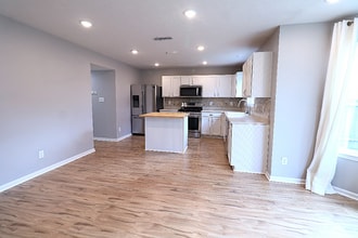 15031 Tiki Trail in Noblesville, IN - Foto de edificio - Building Photo