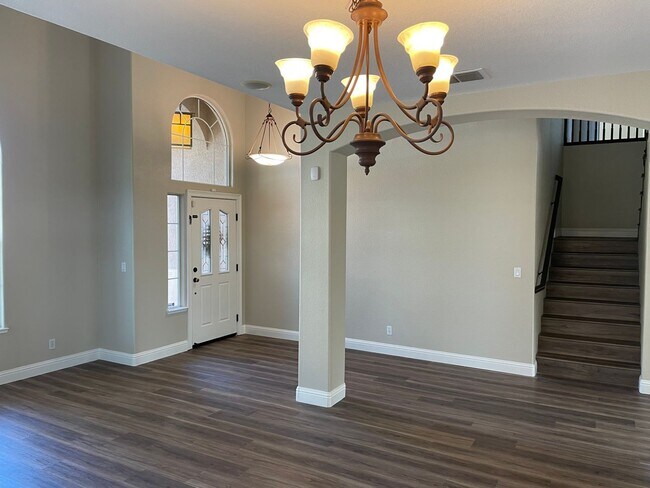 6102 Canyon Rim Dr in Rocklin, CA - Foto de edificio - Building Photo