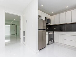 2420 Diana Dr in Hallandale Beach, FL - Building Photo - Building Photo