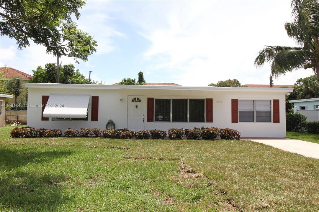 2558 Lorraine Ct in West Palm Beach, FL - Building Photo