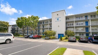 301 SW 135th Ave in Pembroke Pines, FL - Building Photo