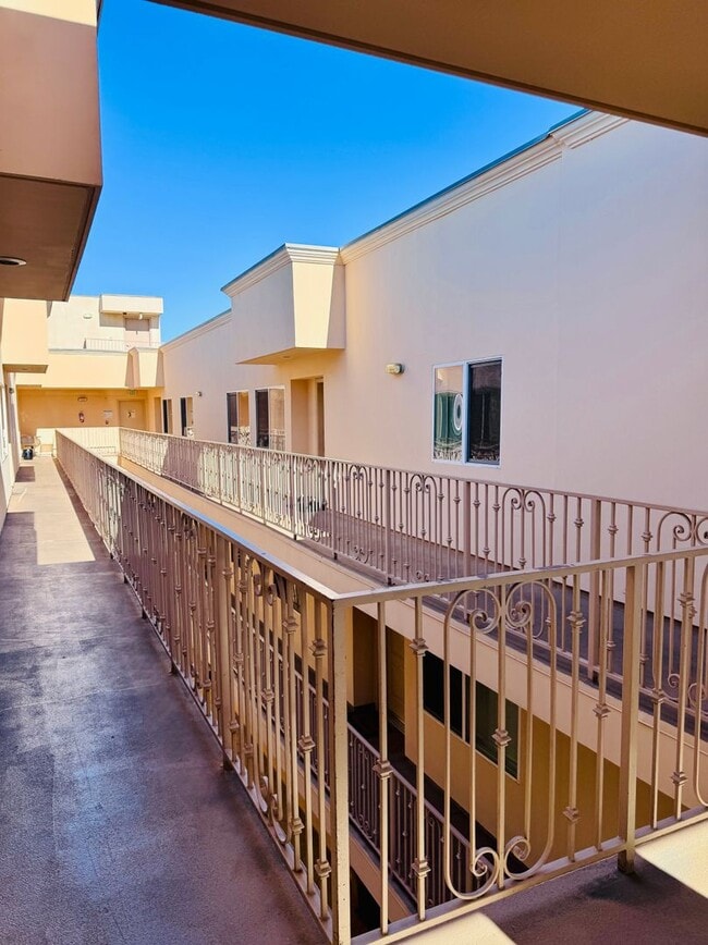 13525 Vanowen St in Los Angeles, CA - Building Photo - Building Photo