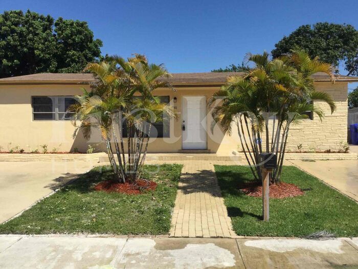 7361 Arthur St in Hollywood, FL - Building Photo
