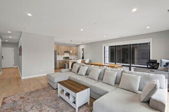 6246 N Pulaski Rd in Chicago, IL - Building Photo - Building Photo