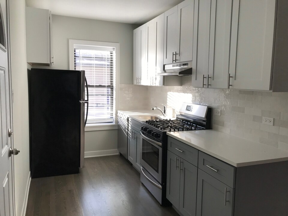 1954 W Wilson Ave, Unit 2BB in Chicago, IL - Building Photo