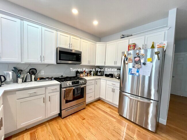 126 Cross St, Unit 4 in Somerville, MA - Foto de edificio - Building Photo