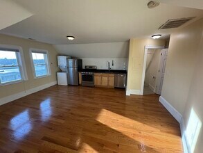 50 Lowell St, Unit 3 in Somerville, MA - Foto de edificio - Building Photo