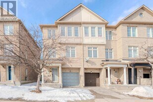 7035 Rexwood Rd in Mississauga, ON - Building Photo