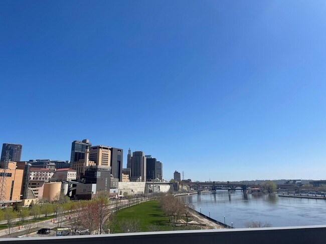 240 Spring St, Unit 306 in St. Paul, MN - Foto de edificio - Building Photo