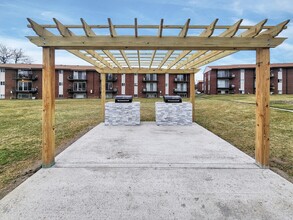 Sawmill Apartments in Indianapolis, IN - Foto de edificio - Building Photo