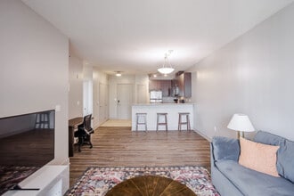 121 E Freedom Way in Cincinnati, OH - Building Photo - Building Photo