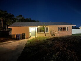 1735 Dodge Ave in Sarasota, FL - Building Photo