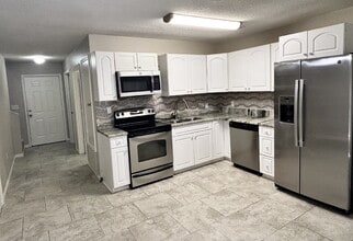 606 Virginia Oak Ct in Fort Walton Beach, FL - Foto de edificio - Building Photo