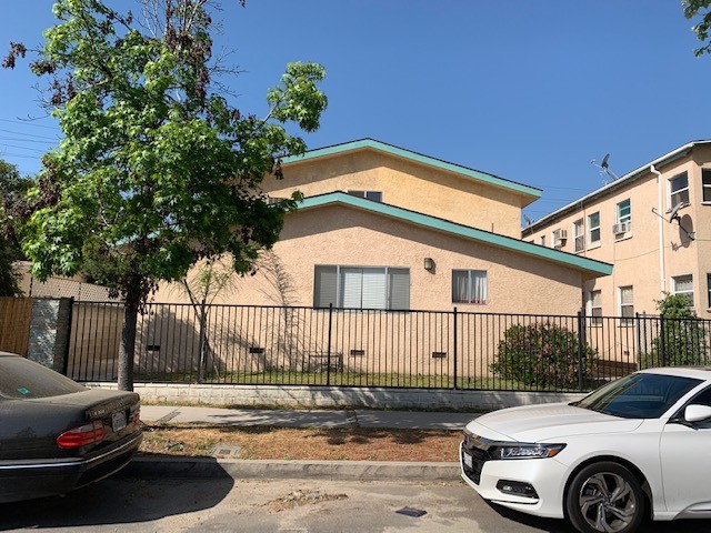 5811 Whitnall Hwy in North Hollywood, CA - Building Photo - Building Photo