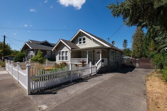 1543 Pacific Ave in Forest Grove, OR - Building Photo - Building Photo