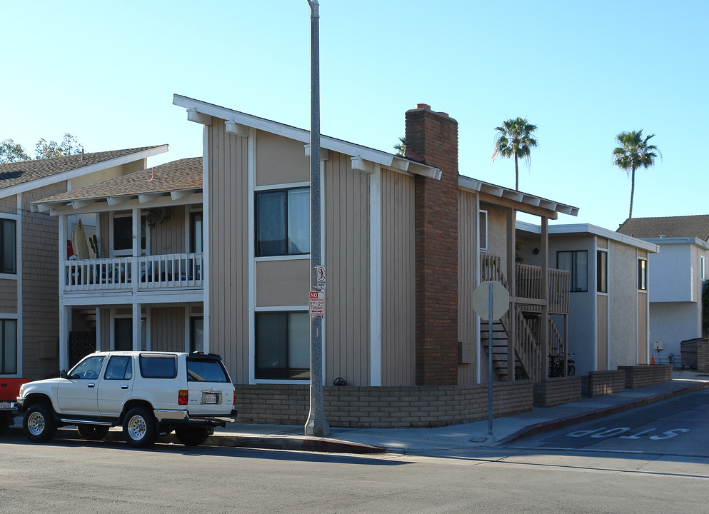 901 E Balboa Blvd in Newport Beach, CA - Foto de edificio