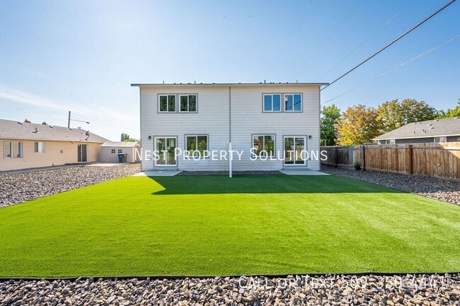 1073 S Grand Dr in Moses Lake, WA - Building Photo - Building Photo