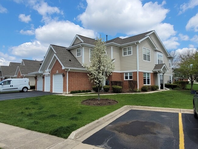 321 Sheffield Dr in Schaumburg, IL - Building Photo - Building Photo