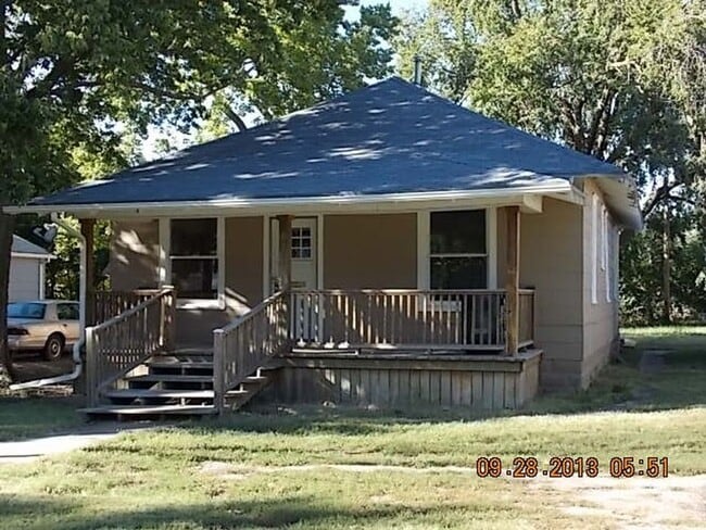 property at 620 E 8th St