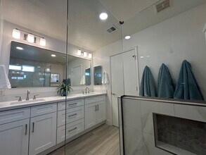 6020 W Blackhawk Dr in Glendale, AZ - Foto de edificio - Building Photo