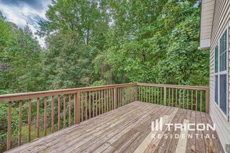 930 Willow Hollow Dr in Dacula, GA - Foto de edificio - Building Photo