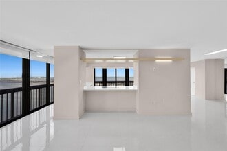 2333 Brickell Ave, Unit 1701 in Miami, FL - Building Photo - Building Photo