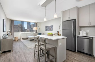 360 W Illinois St in Chicago, IL - Foto de edificio - Building Photo
